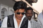 Shahrukh Khan snapped in Bandra, Mumbai on 4th Feb 2013 (10).JPG